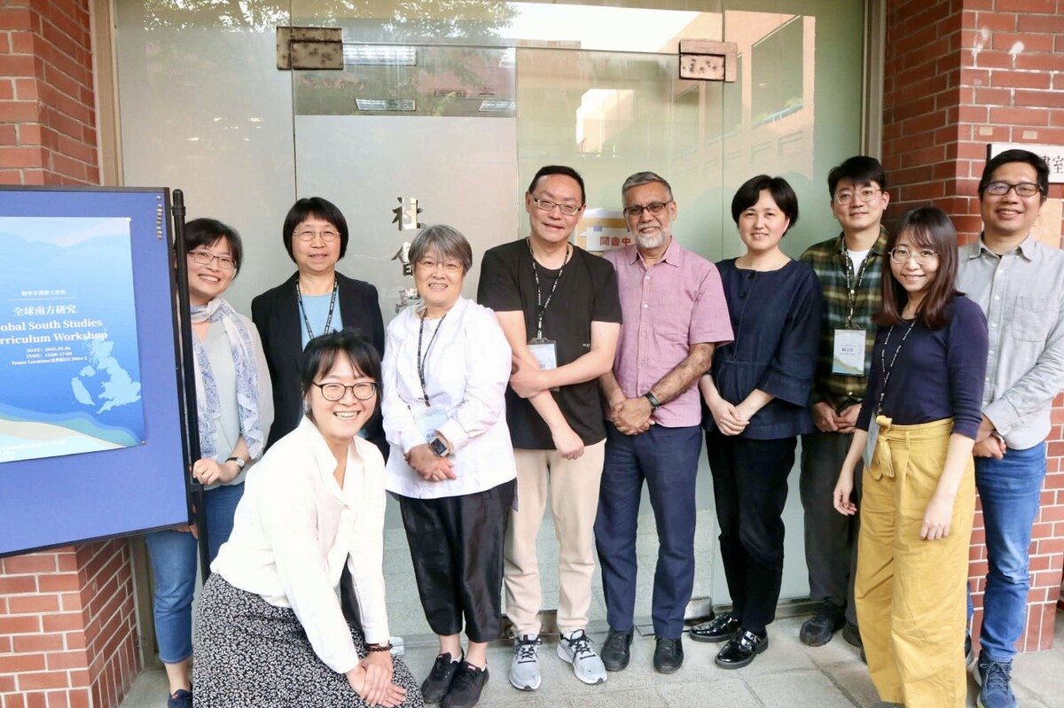 英國Catherine Dolan 教授、人文學院副院長劉婕玉教授及人類學 Sanjay Srivastava 教授與本校社會系萬毓澤特聘教授、陳美華院長等師生合影圖片