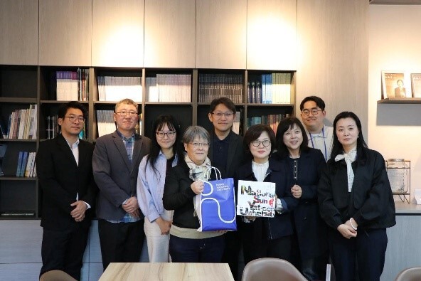 本院陳美華院長與金任淑院長交換參訪紀念禮品圖片