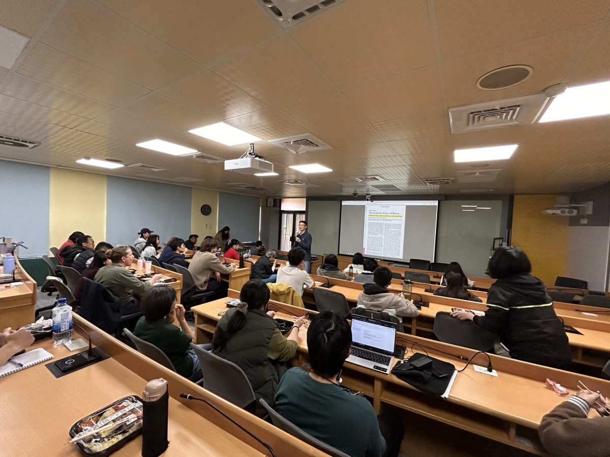 【社科院論壇】114年度傑出研究獎得主邱文彬教授，暢談學術研究心路歷程。圖片