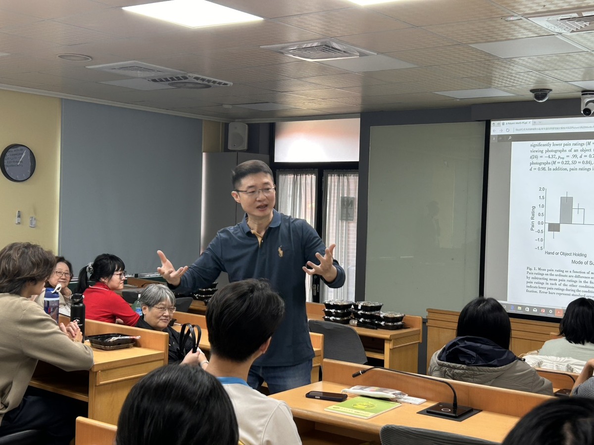 【社科院論壇】114年度傑出研究獎得主邱文彬教授，暢談學術研究心路歷程。圖片